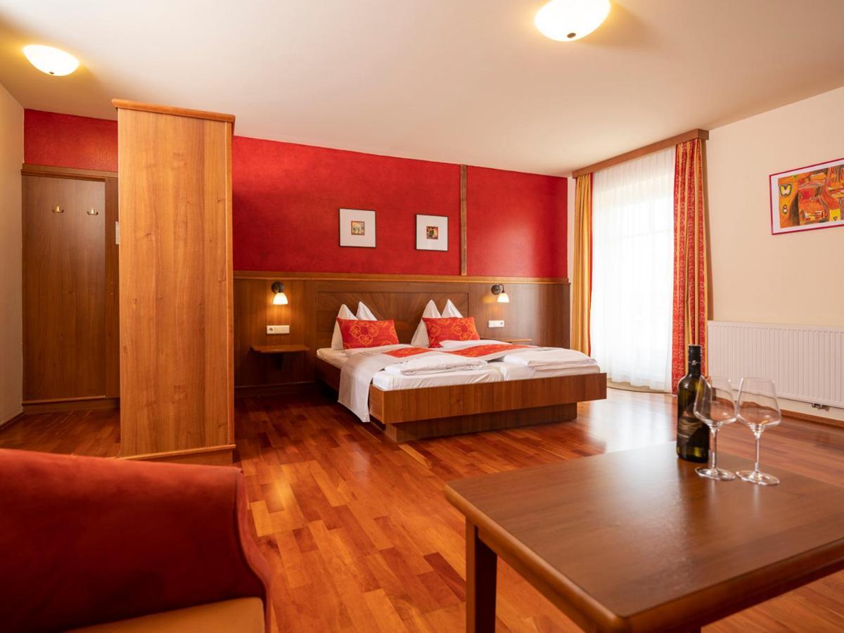 Hotel Neustifter Poysdorf Exterior photo
