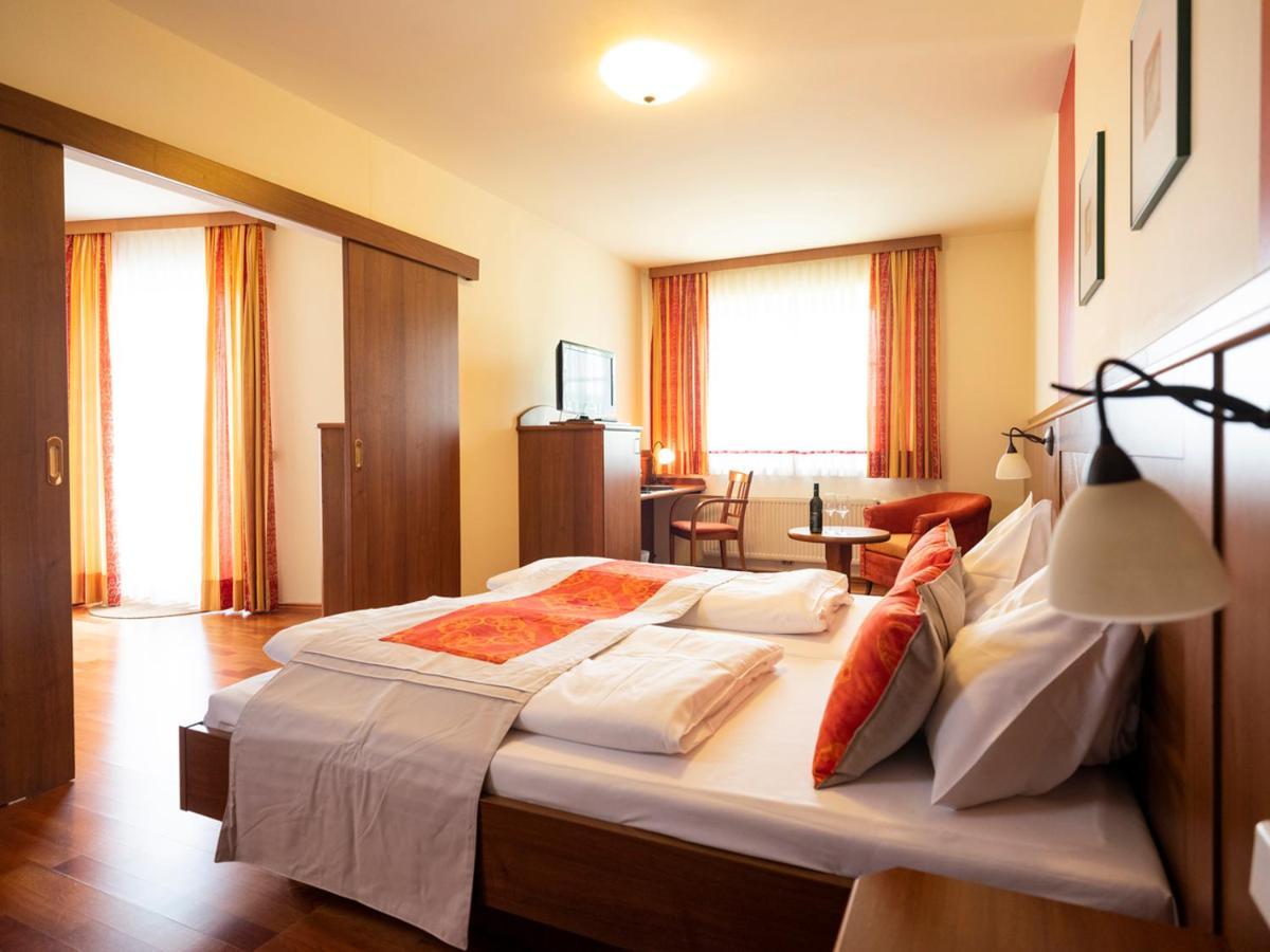 Hotel Neustifter Poysdorf Exterior photo