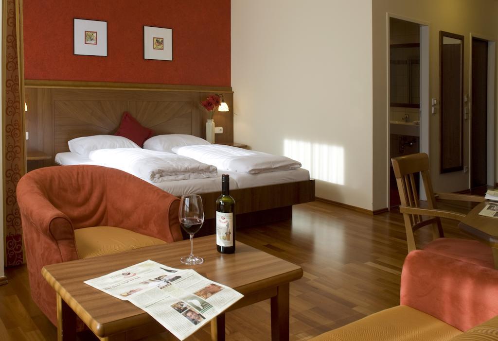 Hotel Neustifter Poysdorf Exterior photo