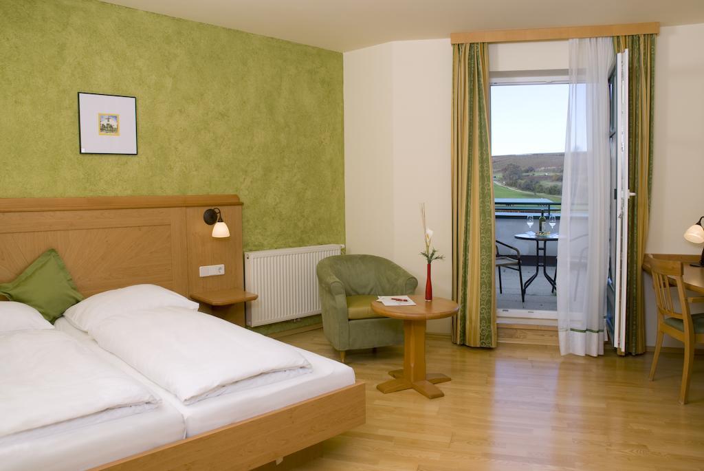 Hotel Neustifter Poysdorf Exterior photo