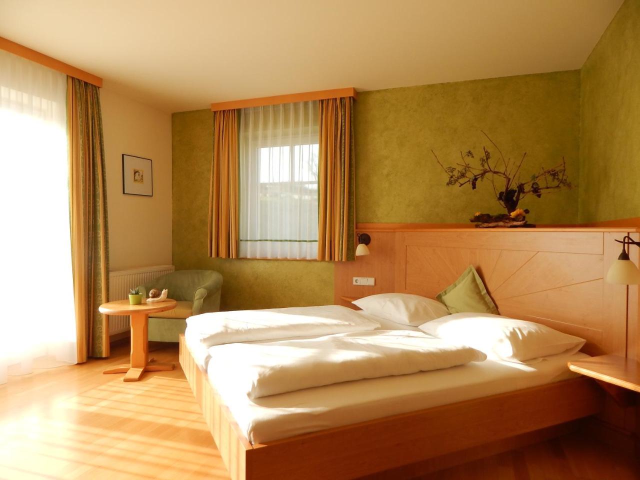 Hotel Neustifter Poysdorf Exterior photo